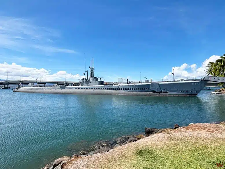 El submarino USS Bowfin al visitar Pearl Harbor