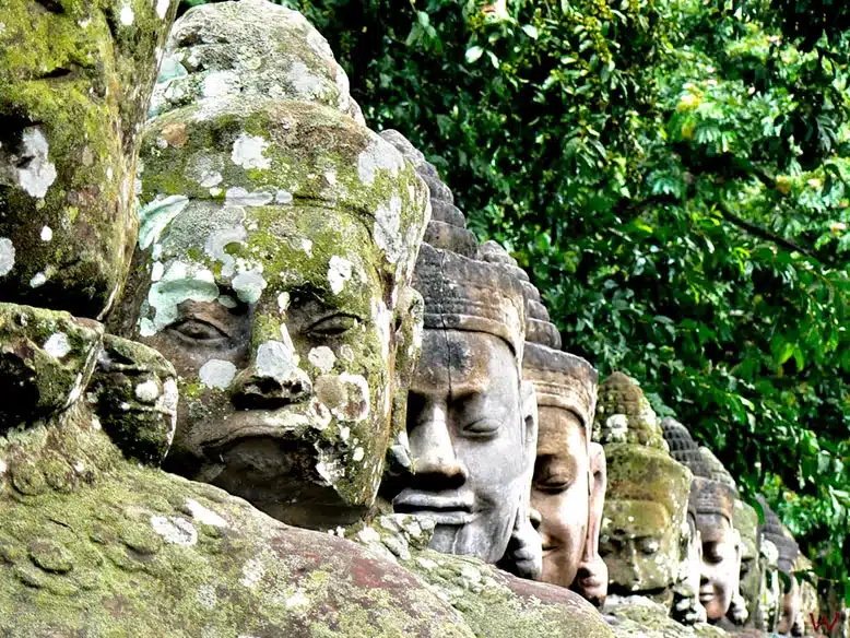 Cabezas de piedra en Siem Reap (Camboya)