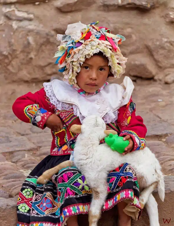 Miradas curiosas en Pisaq (Perú)